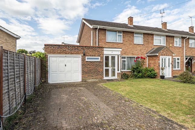 3 bed property, in Lynden Close, £495,000