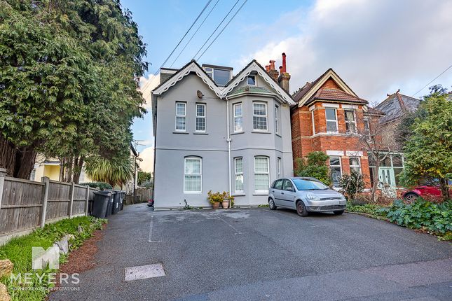 2 bed property, in Parkwood Road, £150,000