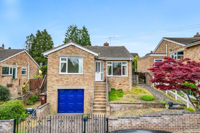 2 bed property, in Mill Farm Drive, £330,000