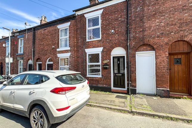 2 bed property, in Swan Street, £140,000