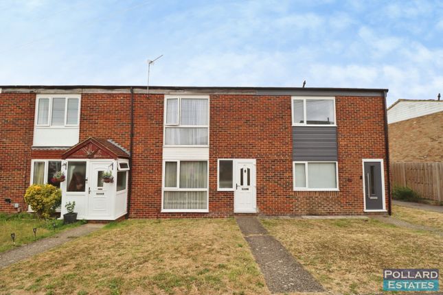 2 bed property, in Moyle Close, £245,000