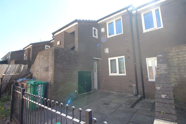 2 bed property, in Redlynch Walk, £135,000