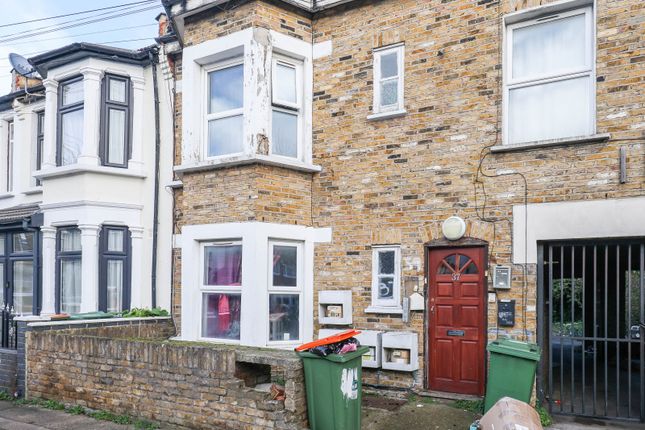 2 bed property, in London E12, £250,000