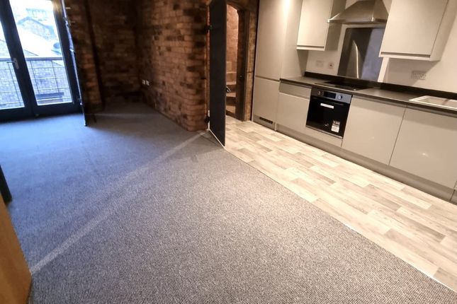 2 bed property, in Henry Street, £150,000