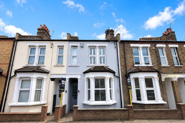 2 bed property, in Warwick Road, £385,000