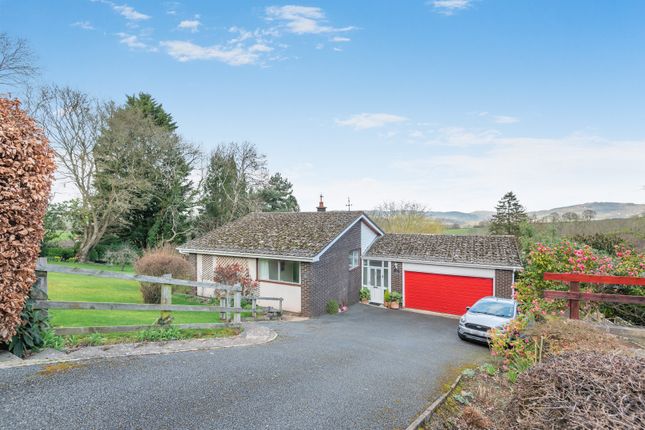 3 bed property, in Hillside Close, £495,000