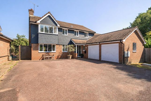 5 bed property, in Topaz Grove, £650,000