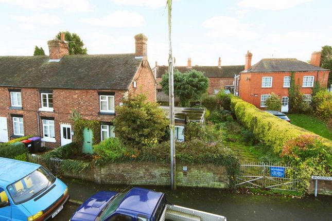 2 bed property, in Woodhouse Lane, £190,000