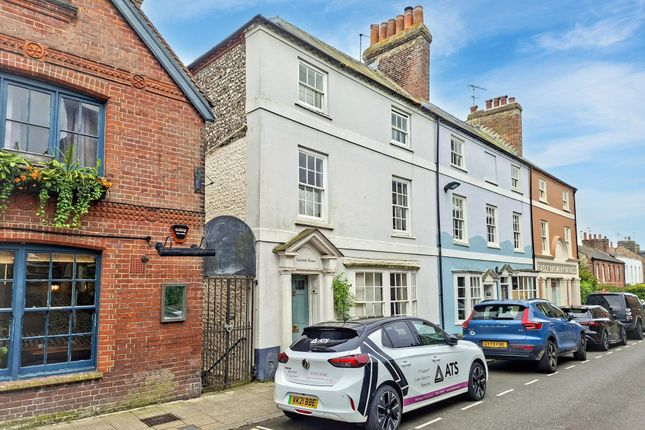 4 bed property, in Tarrant Square, £450,000