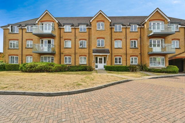 2 bed property, in St. Albans Road, £290,000