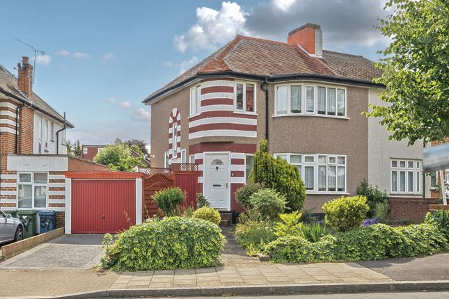 3 bed property, in Beverley Gardens, £550,000