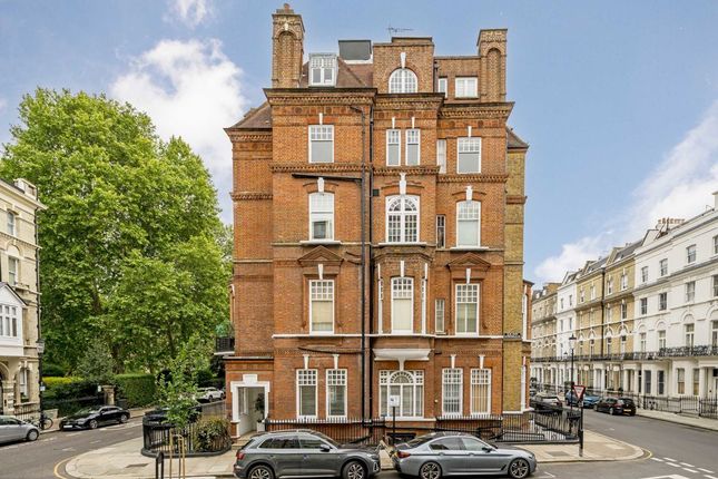 2 bed property, in Elm Park Gardens, £500,000
