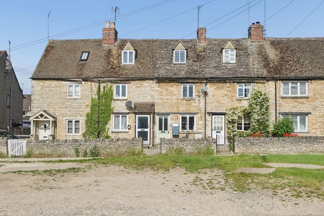 2 bed property, in Hailey Road, £300,000