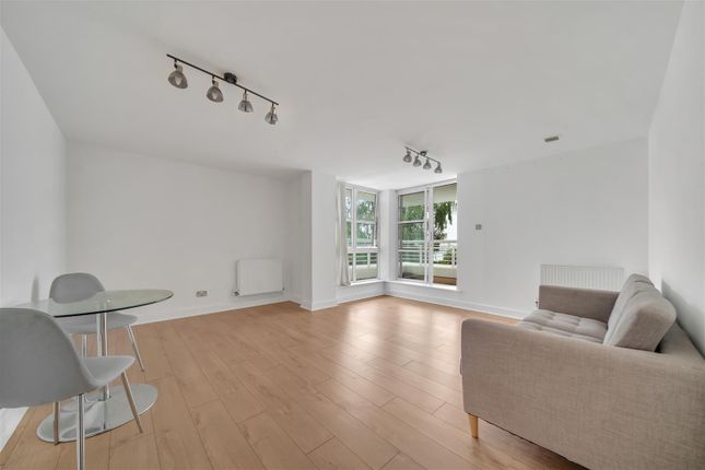 2 bed property, in Barrier Point Road, £315,000