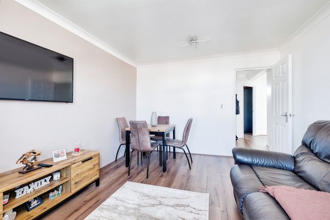 2 bed property, in Ringwood Road, £175,000
