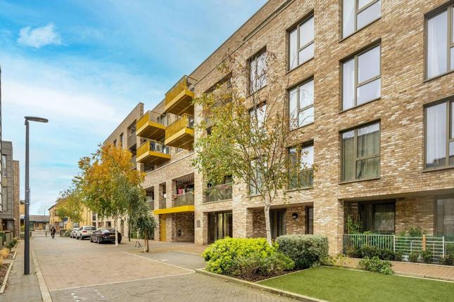 2 bed property, in Albion Way, £365,000