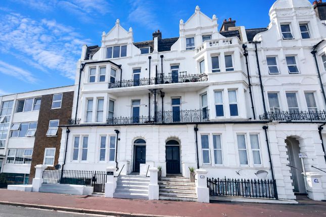 2 bed property, in West Parade, £250,000