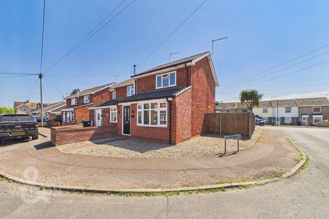 2 bed property, in Selwyn Drive, £240,000