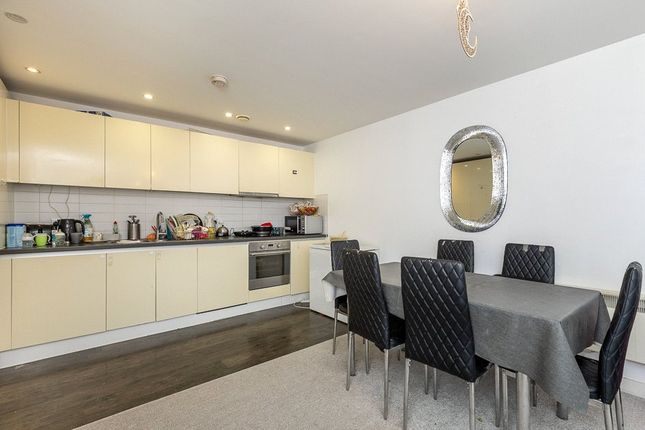 2 bed property, in Queensway, £250,000