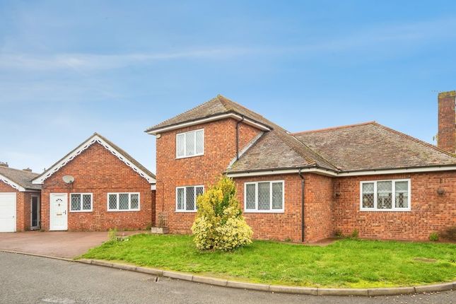 5 bed property, in Norwood Close, £522,500
