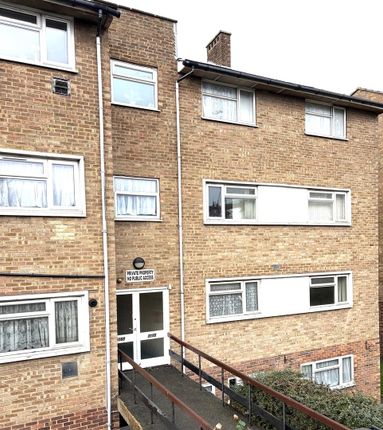 2 bed property, in Old Town Road, £120,000