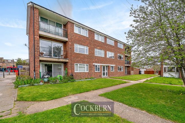 2 bed property, in Brentwood Close, £300,000