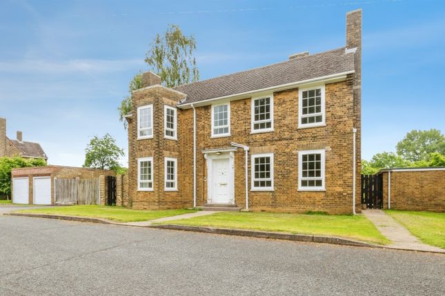 4 bed property, in Trenchard Square, £400,000