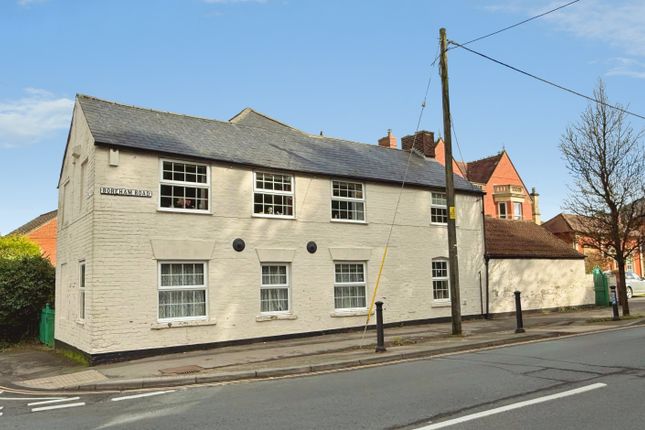 5 bed property, in Boreham Road, £525,000