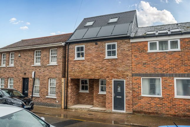 3 bed property, in Garratt Terrace, £675,000