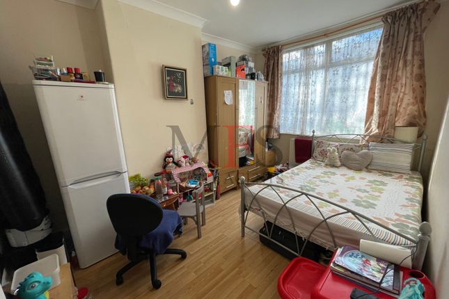 2 bed property, in Victoria Road, £195,000