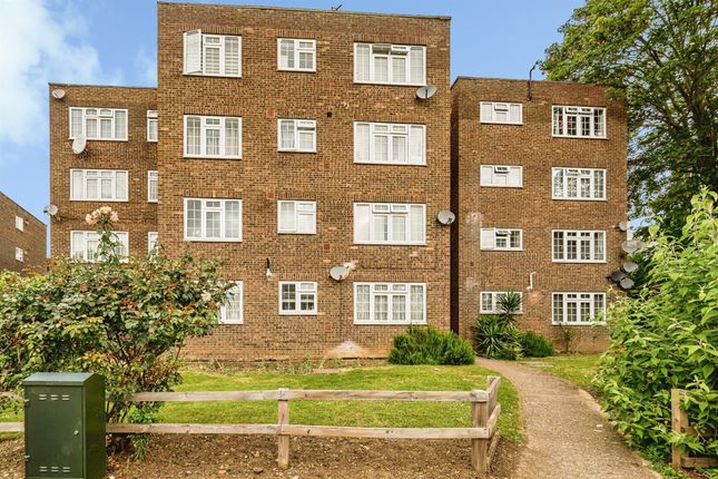 2 bed property, in Arborfield Close, £200,000