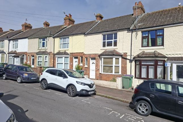 2 bed property, in Garden Road, £210,000
