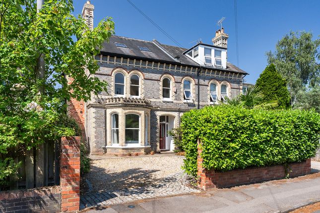 5 bed property, in Eastern Avenue, £900,000