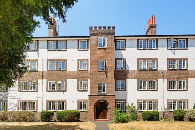 2 bed property, in Gloucester Court, £550,000