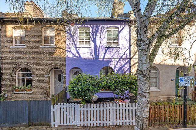 2 bed property, in Chiswick Road, £950,000