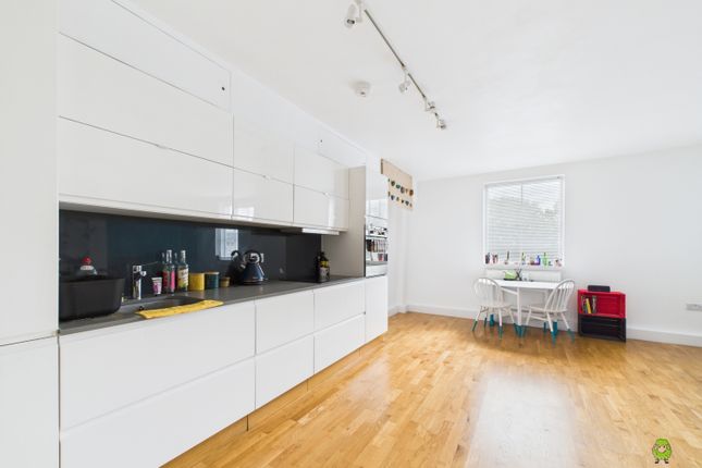 2 bed property, in 29A Welling High Street, £290,000