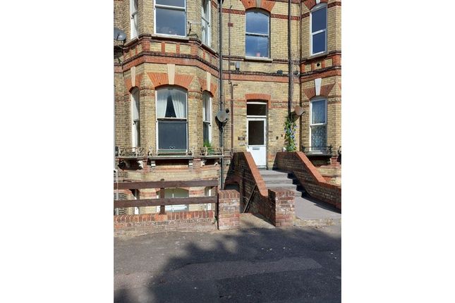 1 bed property, in Westbourne Gardens, £165,000