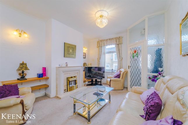 2 bed property, in Hollingreave Road, £65,000
