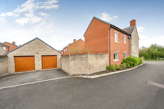 4 bed property, in Dew Pond Close, £475,000