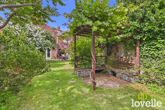 5 bed property, in Marlborough Avenue, £325,000