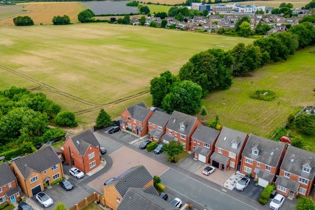 3 bed property, in Holme Farm Way, £300,000
