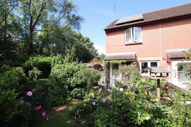 2 bed property, in Meadowbrook Close, £235,000
