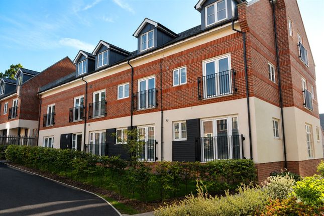 2 bed property, in Weatherill Close, £350,000