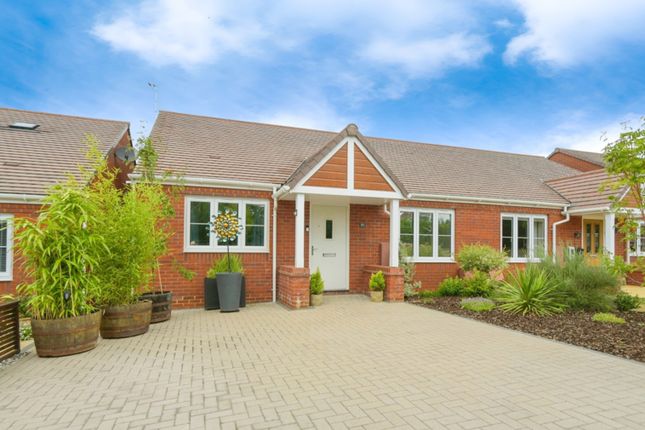 2 bed property, in Cozens Grove, £280,000