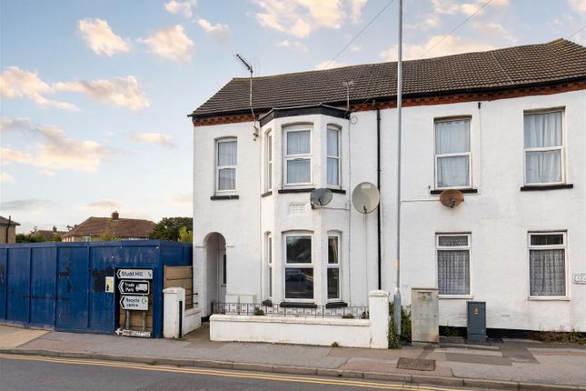 1 bed property, in Sea Street, £150,000
