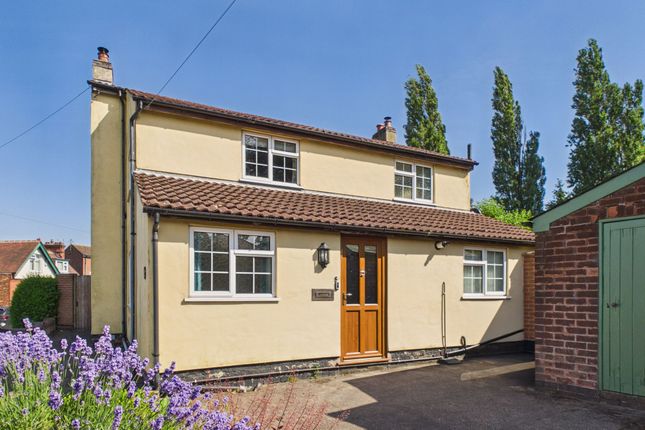 3 bed property, in Hillview Road, £625,000