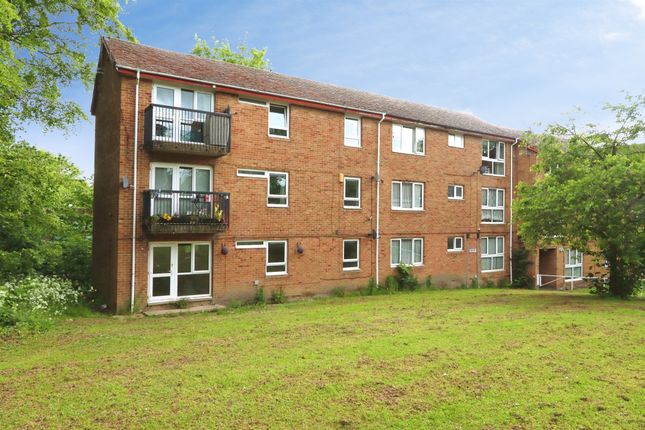 2 bed property, in Stradbroke Walk, £70,000