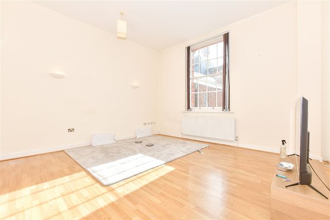 2 bed property, in Gunwharf Quays, £350,000