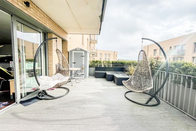 3 bed property, in Moorhen Drive, £560,000