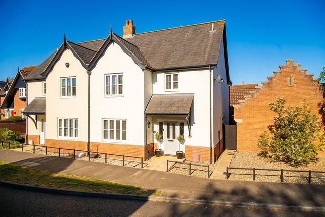 3 bed property, in Blackthorn Way, £350,000